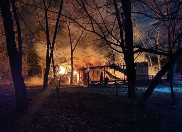 Вночі на Трухановому острові у Києві спалахнув комплекс “ЮБК”