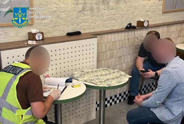 У Києві викрили шахрайську схему, за якою обіцяли допомогти у вирішенні проблем з ВЛК