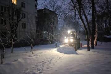 Понад 350 спецмашин та тисячі комунальників розчищають Київ