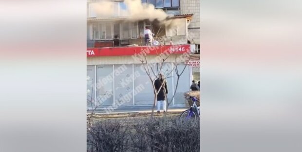 У Києві співробітник Нової пошти врятував жінку з пожежі (відео)