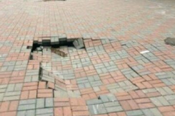Біля метро Арсенальна провалився тротуар: як відреагували комунальники
