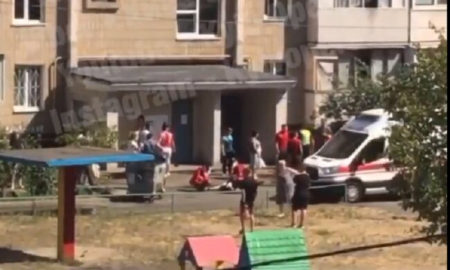 Трагедія на Троєщині: через ревнощі чоловік підпалив магазин та вистрибнув із 7-го поверху (відео)