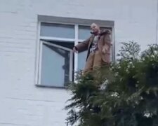 Затриманий на протесті ветеран війни загрожує стрибнути з вікна (відео)
