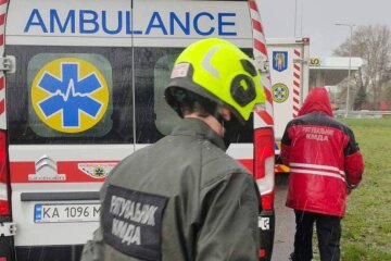 Порятунок на Оболоні: фахівці КАРС дістали травмованого чоловіка з глибокого колодязя