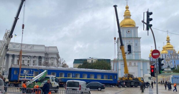 У центрі Києва з'явився розстріляний вагон з Ірпеня — для чого це?