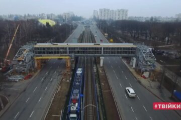 Мер столиці показав, як оновлюють пішохідний міст біля Лейпцигу (відео)