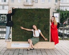 Очищує повітря, як цілий парк: у Києві на набережній встановили стіну з мохом (відео)