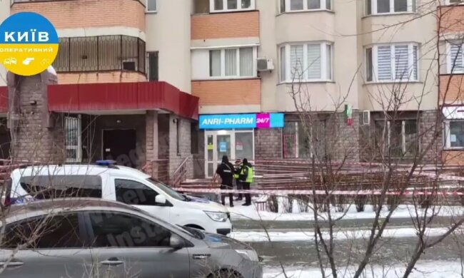 У столиці з вікна 12-го поверху випав чоловік — шансів вижити у нього майже не було