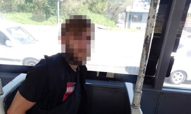 Жбурнув камінь у тролейбус та поранив жінку: в Києві затримали зухвалого зацепера (фото)