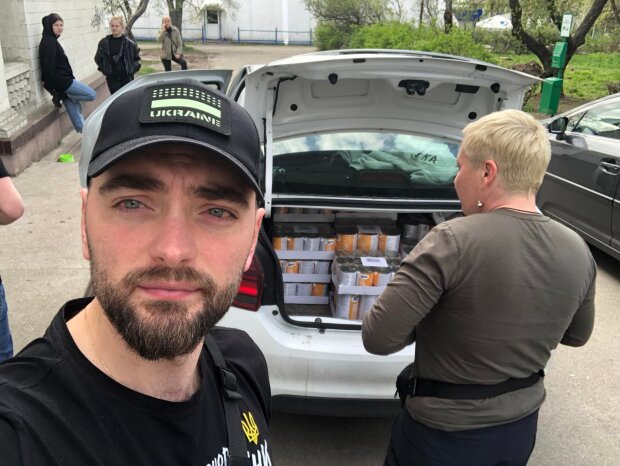 Волонтери доставили корм в тимчасовий притулок для тварин