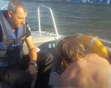 У Києві п’яний молодик хотів переплисти Дніпро, але не розрахував сили (відео)