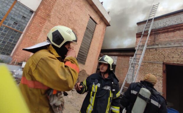 У Києві спалахнула масштабна пожежа в складському приміщенні: чорний дим піднявся до небес