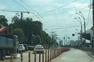 Біля Ocean Plaza труба прорвалася і затопила вулицю (відео)