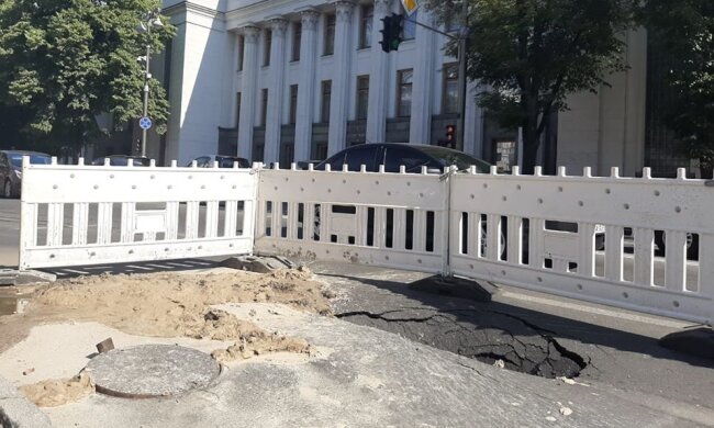 Аварія на Грушевського: рух повз Верховну Раду обмежено