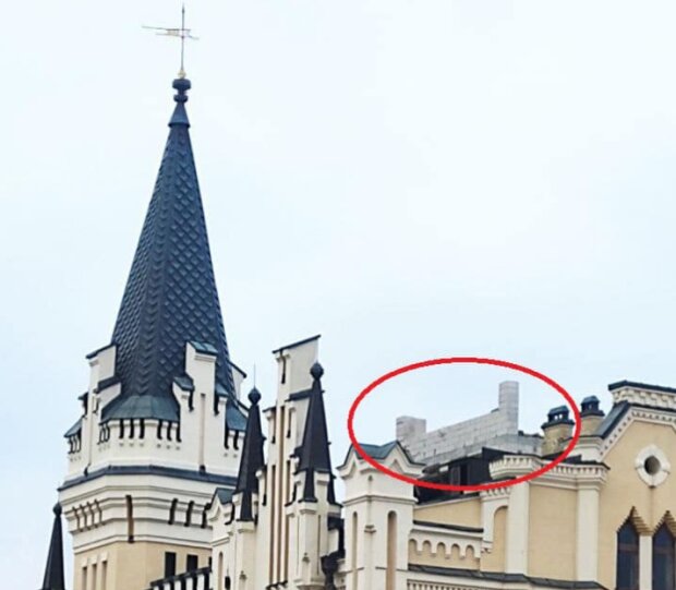 У центрі Києва на даху "Замку Річарда" почали зводити надбудову