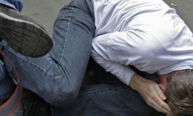 Біля ЦУМу підлітки побили чоловіка (відео)