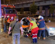 П’яна ДТП у Києві: пасажирку з розбитого BMW діставали рятувальники (відео)