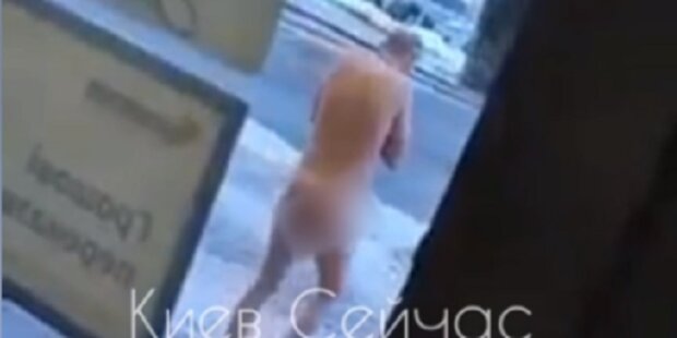 У Києві на Оболоні перехожі помітили голого чоловіка (відео)