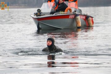 У Києві військовий льотчик переплив Дніпро