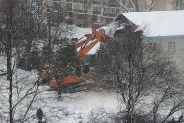 “Тітушки” викинули речі людей: у Києві в Феофанії забудовник зніс гуртожиток (відео)