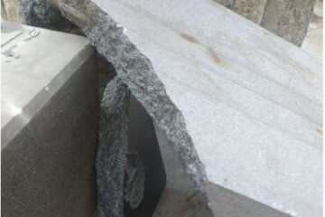 На Київщині вандали пошкодили меморіальну табличку пам’ятника “Жертвам Голокосту”