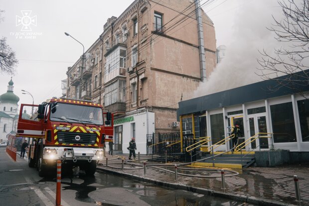 У Подільському районі ДСНС ліквідували пожежу в кафе