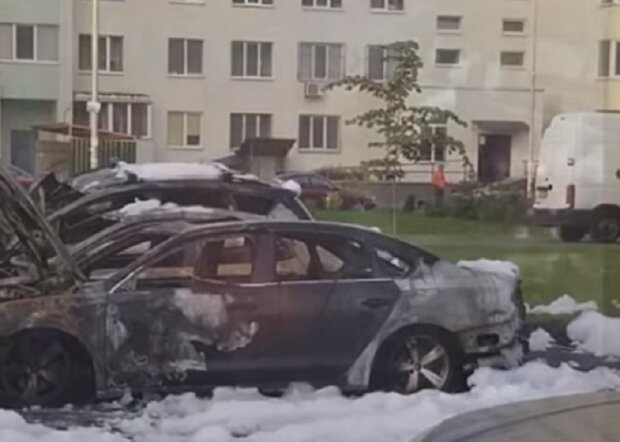 Вогняне пекло: у Києві вночі вщент згоріли три припарковані біля будинку автівки (фото, відео)