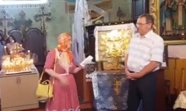 Вибори дісталися церкви: голова парламентської фракції агітує в храмі і роздає “пожертви”