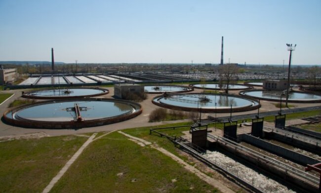 Шматки металу, дошки, засоби гігієни, ганчір`я: щодня з каналізації столиці дістають до 8 тонн сміття