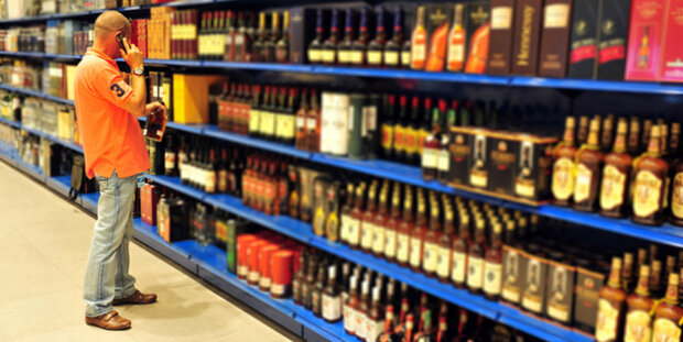 Пити не можна: суд визнав законною заборону продажу спиртного у Києві після 11 вечора