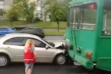 Не встиг загальмувати: на проспекті Правди автівка влетіла в тролейбус (відео)