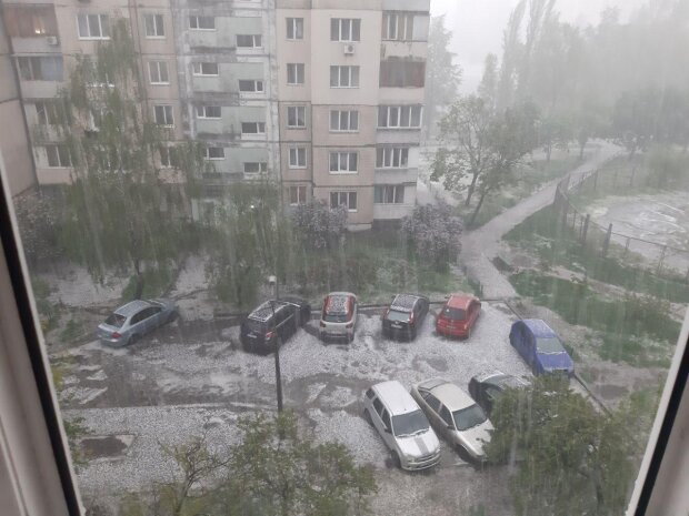 Київ заливає дощем та засипає градом (фото, відео)