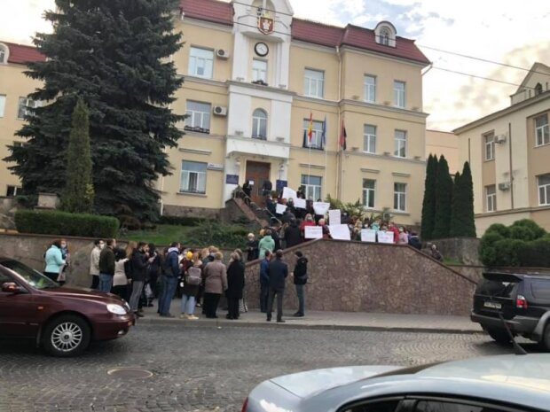 У Луцьку мітингують проти лікування хворих на ковід в пологовому будинку