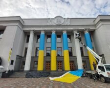 Будівлю Верховної Ради прикрасили в кольорах Державного Прапора