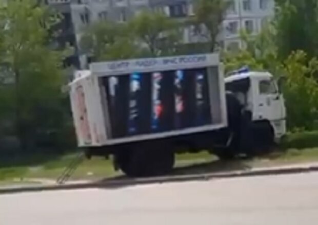 У Маріуполі окупанти розгорнули мережу пересувних телеекранів з російською пропагандою (відео)