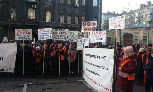 Відставка Смолія та повернення грошей вкладникам: біля НБУ триває мітинг