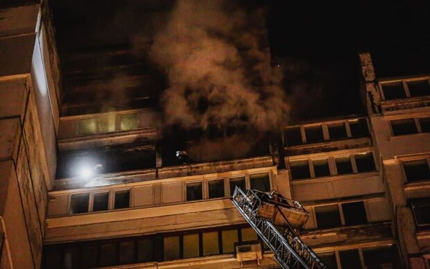 У Києві на 17-му поверсі спалахнула квартира: мешканців евакуювали