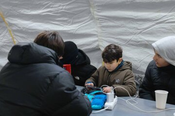 На Троєщині розгорнули наметові містечка для тисяч мешканців через критичну ситуацію з теплом