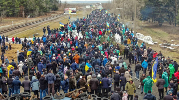 Жителі Енергодара з прапорами України стали щільною стіною на захист міста