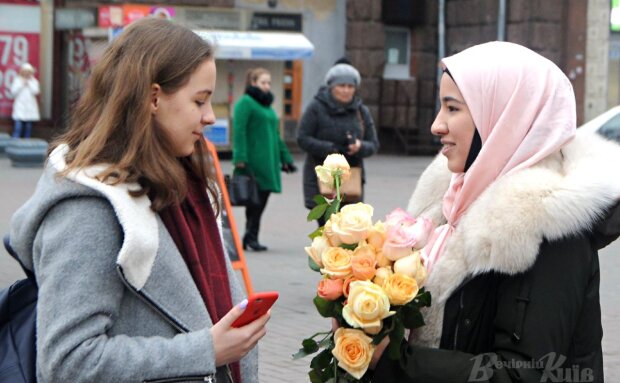 До Дня хіджабу на Хрещатику мусульманки даруватимуть троянди