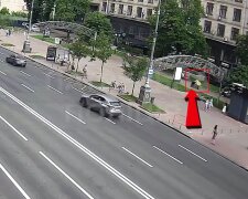 У Києві патрульні зупинили кур’єра на електроскутері, який на швидкості їздив тротуарами Хрещатика