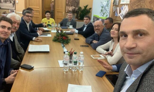 «Я на роботі і почуваюся добре»: Кличко після лікарні з`явився на нараді