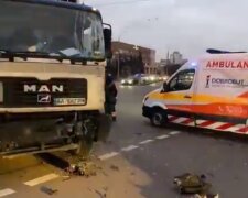 На бульварі Перова сміттєвоз протаранив карету швидкої допомоги (відео)