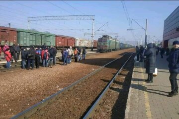 Коронавірусні протести на Київщині: люди перекрили рух товарних потягів