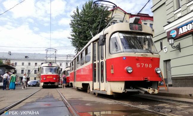 У Києві пасажир трамвая жорстоко помстився автохаму (відео)