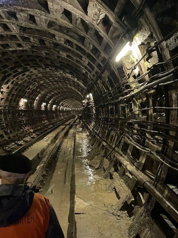 Прокуратура показала, як виглядає підтоплений тунель метро у Києві