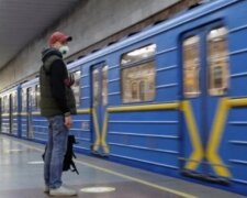 У київському метро людина впала під потяг. Рух уже поновили