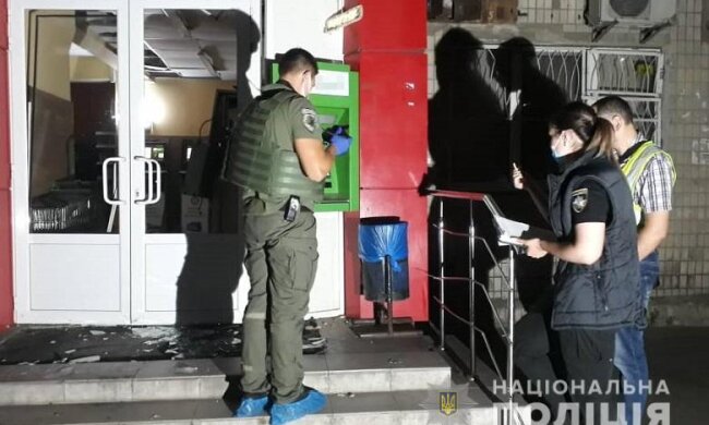 На Подолі вночі підірвали банкомат та викрали гроші: поліція розшукує злодіїв