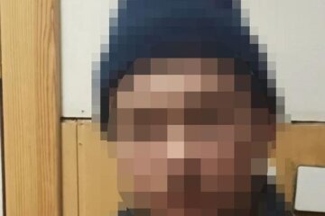 В Києві чоловік з ножицями накинувся на перехожого: потерпілий у лікарні