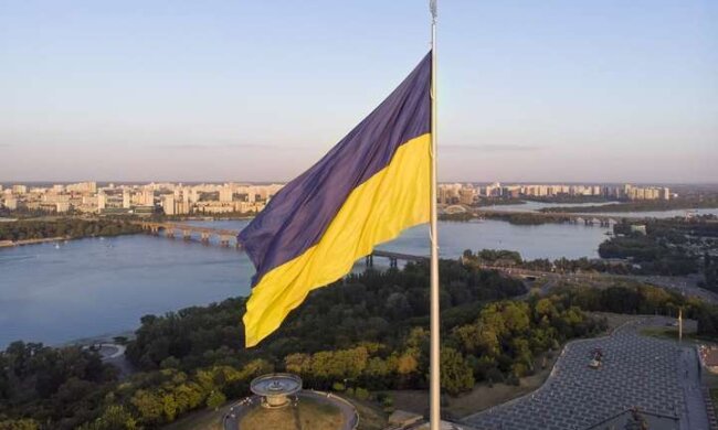 На київських пагорбах приспустили найбільший прапор України